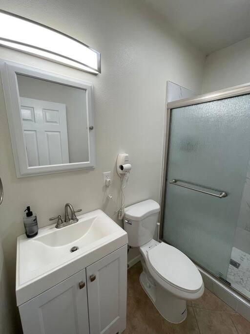 Ferienwohnung Brand New 2Br Cute Blue Led In North Fresno Exterior foto
